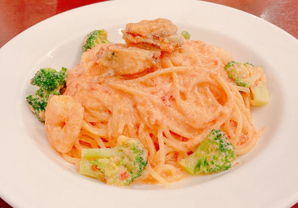 カフェブラン学園店の帆立と海老のトマトクリームソーススパゲッティ
