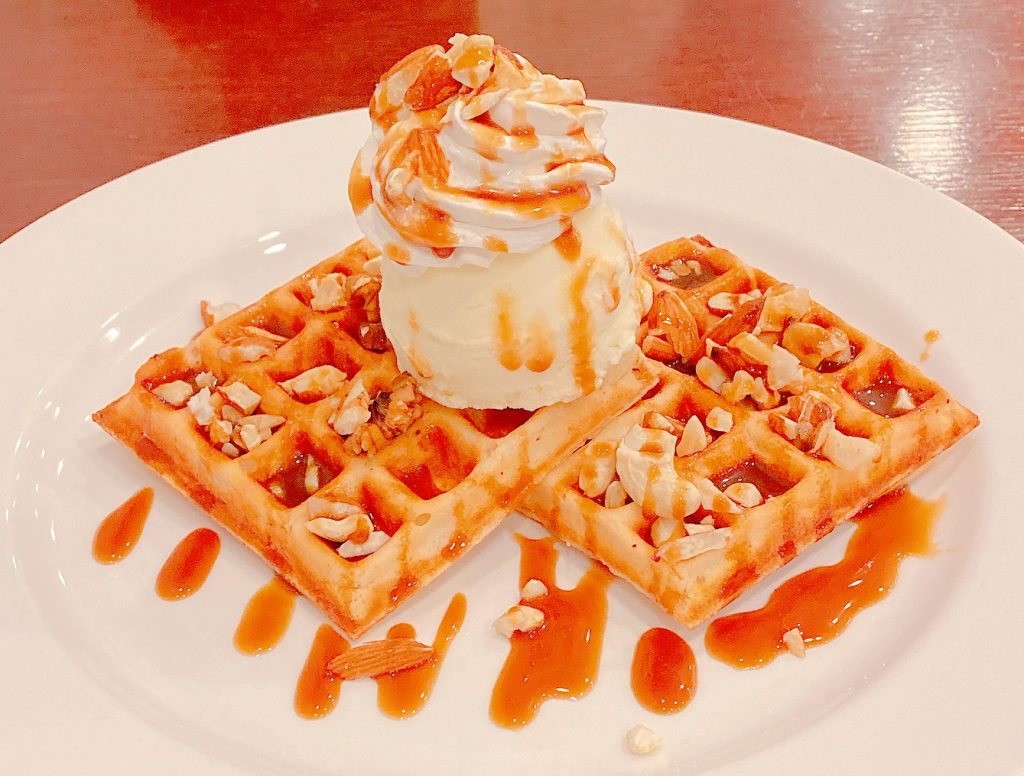 カフェブラン学園店のキャラメルナッツのワッフル