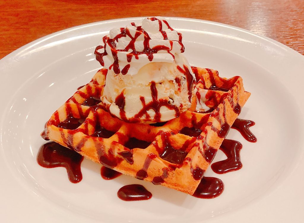 カフェブラン学園店のカフェモカのワッフル