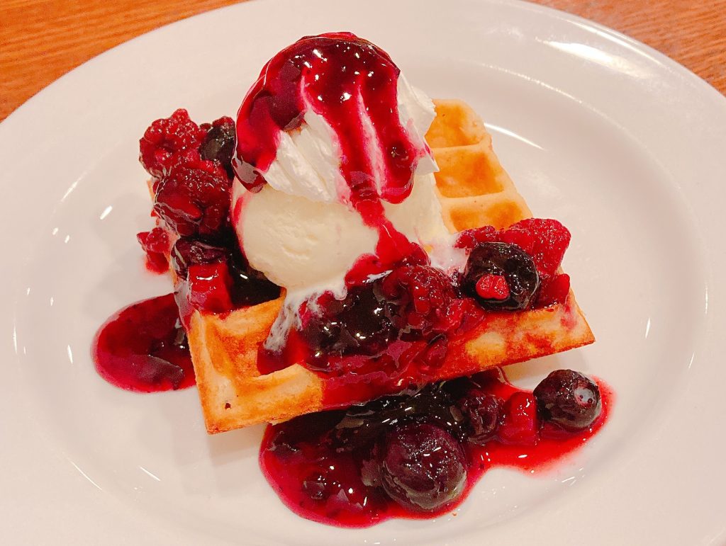 カフェブラン学園店のベリーのワッフル