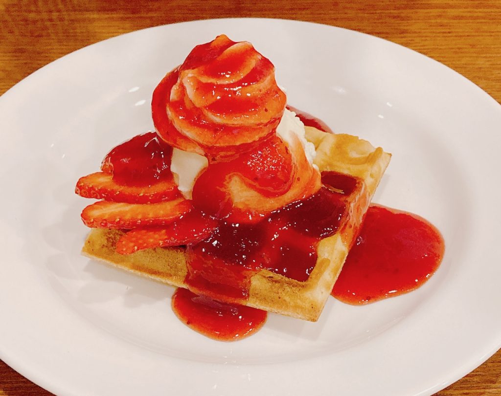カフェブラン学園店のイチゴのワッフル