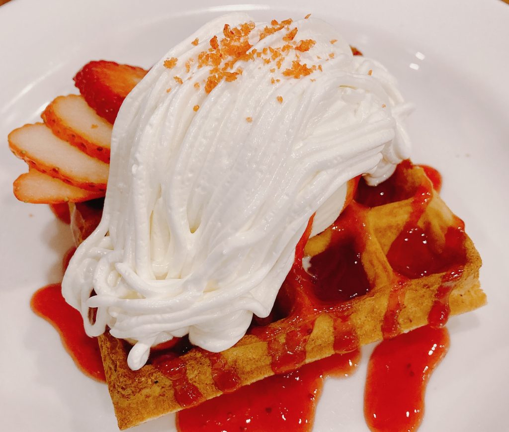 カフェブラン学園店のストロベリークリームチーズのワッフル